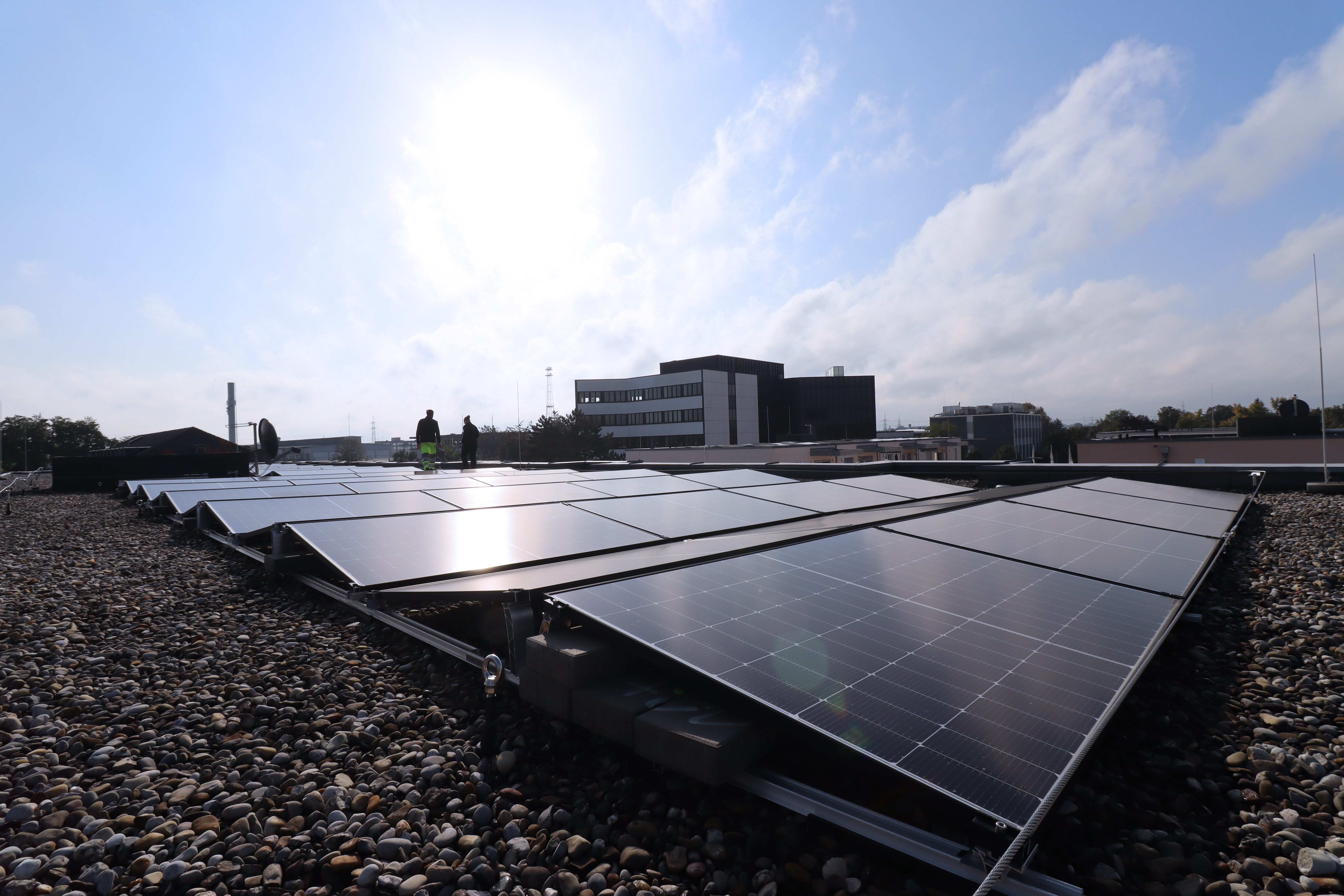 Ansicht der PV-Anlage in Meitingen von oben mit Spiegelung der Sonne auf den Paneelen. Projekt der ratioplan GmbH