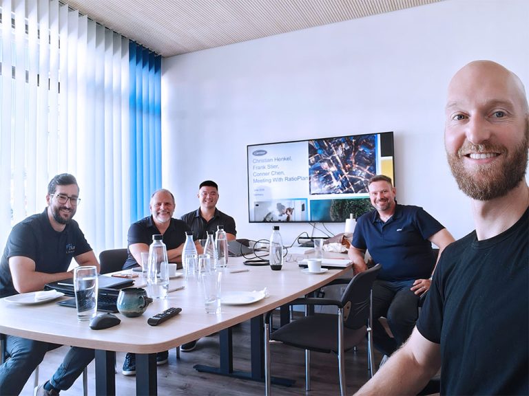 Das Team von ratioplan im Fachaustausch mit Kollegen von Viessmann und Carrier an einem Besprechungstisch im Konferenzraum.
