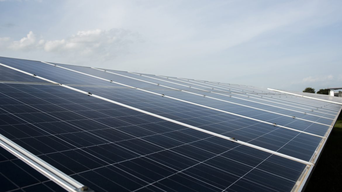 Moderne Photovoltaik-Großanlage auf einem Gewerbedach in Bayern zur nachhaltigen Stromerzeugung.