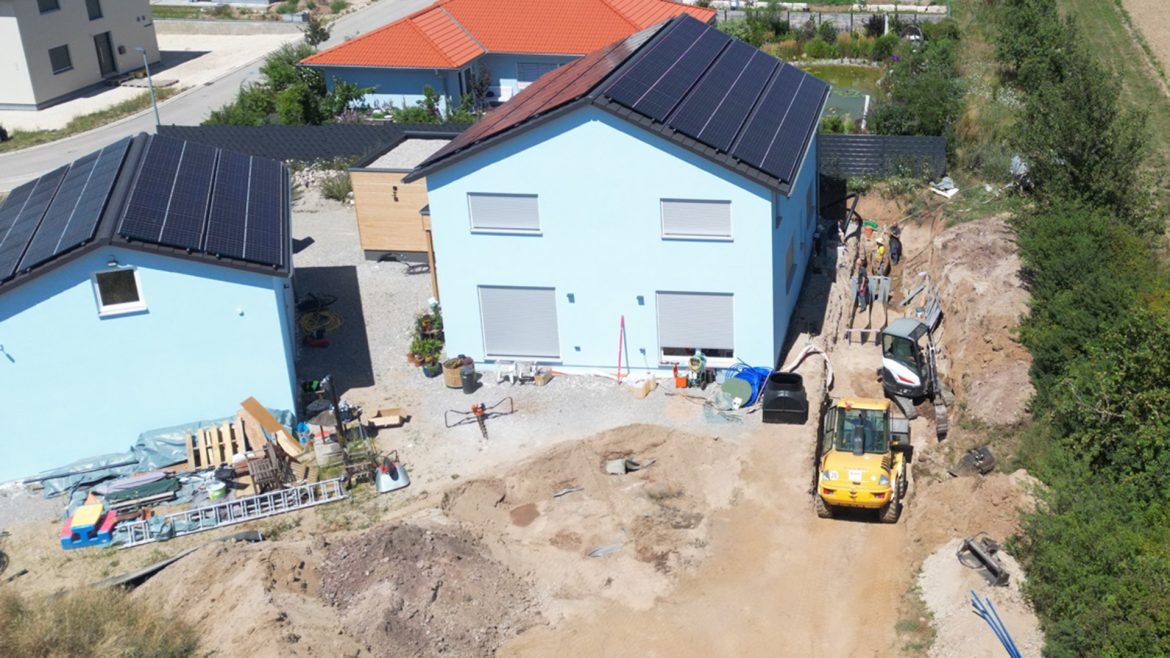 Luftaufnahme des Wohnhauses unseres Projektingenieurs Matthias Fichna mit Photovoltaikanlage und ausgehobenem Erdgraben für die Erdwärmekollektoren des SLEEK-WP Forschungsprojekts.